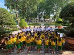 Hình ảnh trẻ tham quan nhà truyền thống công ty THHH Cao su một thành viên